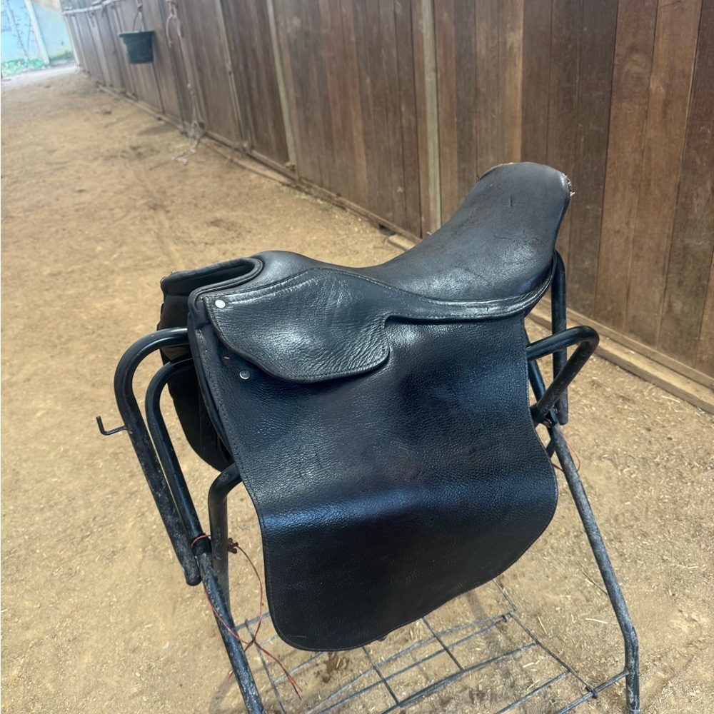 Black Cutback Saddleseat English Saddle